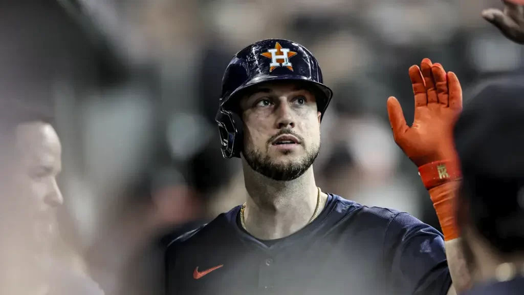 Kyle Tucker, jugador de los Astros de Houston saludando a sus compañeros en el dugout.