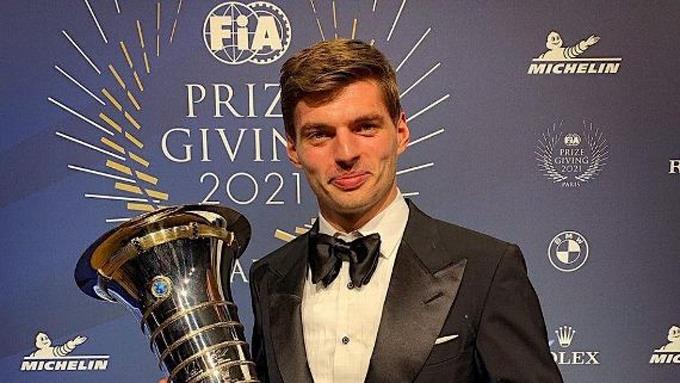 max verstappen recibio trofeo de piloto campeon de f1