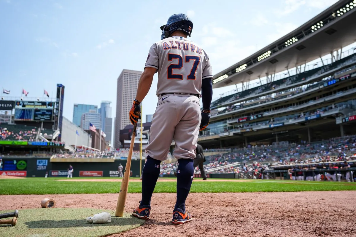 Jose Altuve lesionado tras recibir pelotazo en el codo
