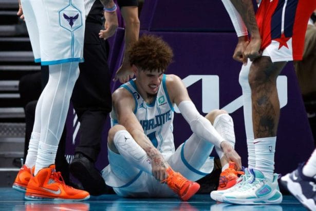 LaMelo Ball se lesiona el tobillo izquierdo