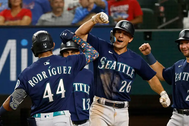 Marineros de Seattle ganan un partido de playoffs luego de 21 anos