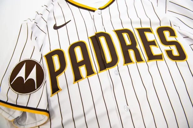 Por primera vez en la historia Un uniforme de la MLB con publicidad