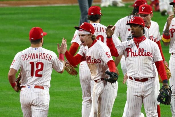 Filadelfia blanquea 7 0 a Houston en el juego 3 de la Serie Mundial