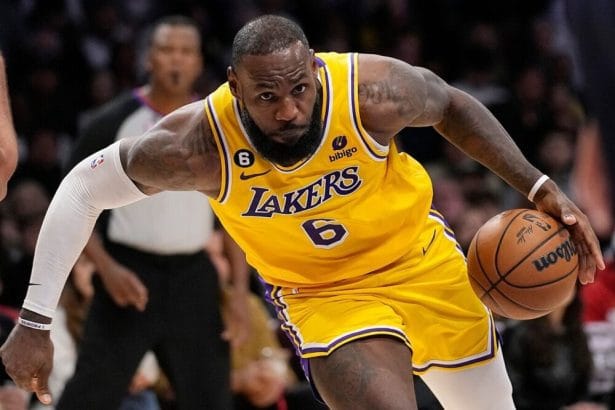 Los Clippers ganan a los Lakers y LeBron sale de la cancha lesionado