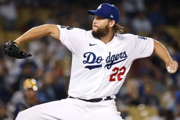 Clayton Kershaw seguira con los Angeles Dodgers en la temporada 2023