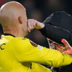 Fanatico golpea en la cara al arquero de Sevilla en medio de un partido
