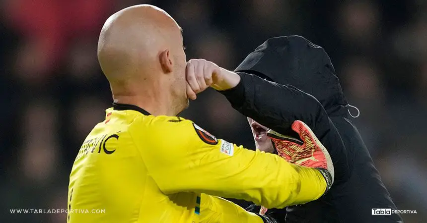 Fanatico golpea en la cara al arquero de Sevilla en medio de un partido