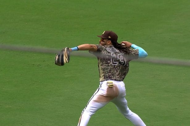 Fernando Tatis Jr Un tiro que define la excelencia