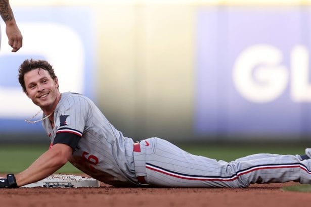 El tropiezo comico de Max Kepler Un doblete entre risas y habilidad