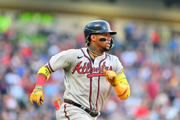 Ronald Acuna Jr. Brillando en la MLB con un Record Historico de Jonrones y Bases Robadas