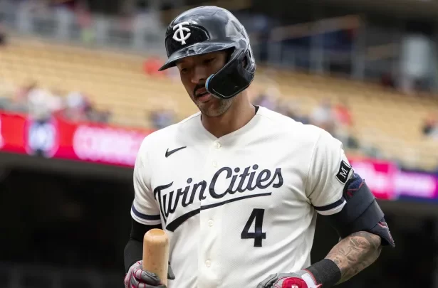 Carlos Correa se ve obligado a abandonar el juego debido a su lesion en el pie