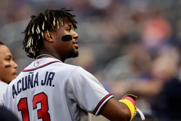 Ronald Acuna Jr. comete un error por el sol pero lo paga con excelente disparo a home