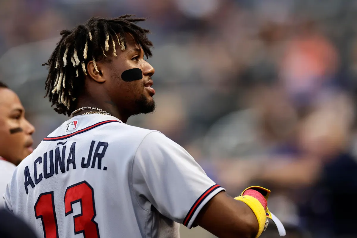 Ronald Acuna Jr. comete un error por el sol pero lo paga con excelente disparo a home