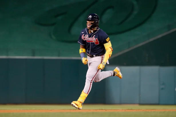 Ronald Acuna Jr. hace historia como el primer jugador en lograr un 40 60 en la MLB scaled 1