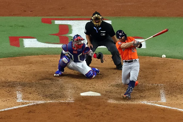 Jose Altuve rompe slump frente a Max Scherzer en la postemporada