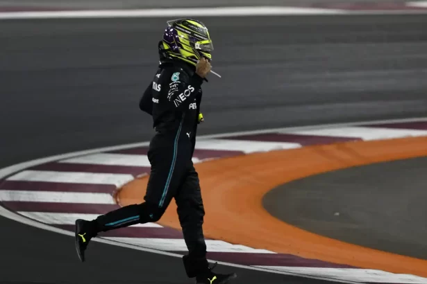 Lewis Hamilton enfrenta un posible castigo de la FIA