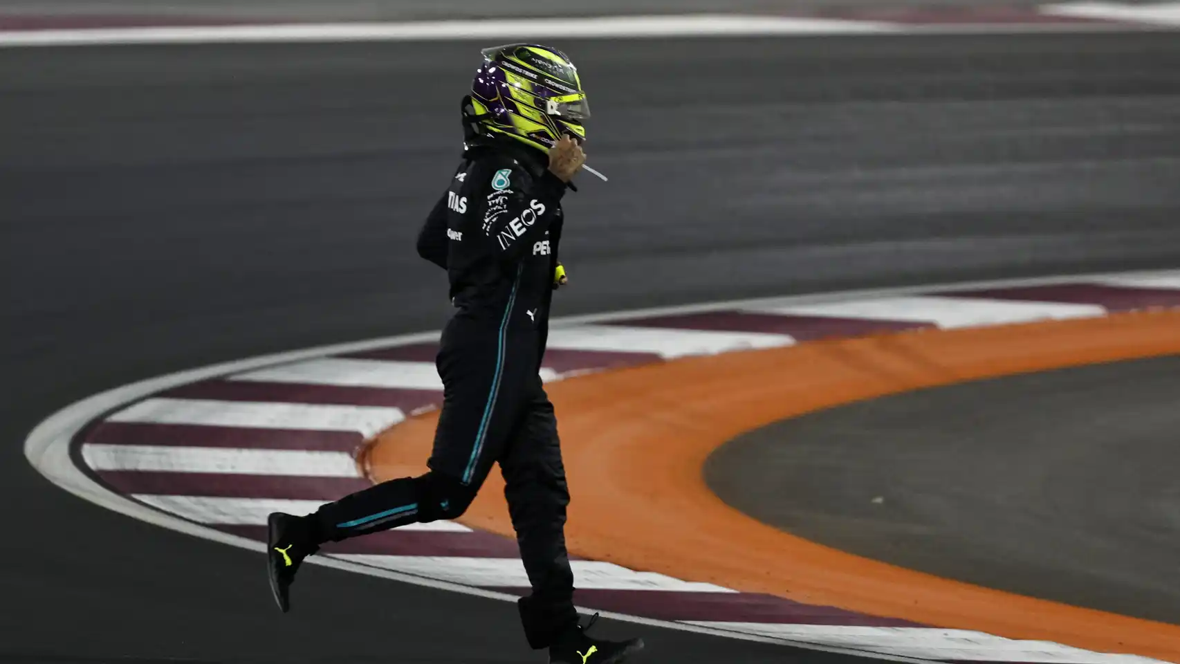 Lewis Hamilton enfrenta un posible castigo de la FIA