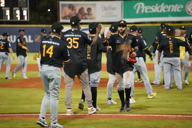 Aguilas Cibaenas dominan a los Toros del Este en un duelo ajustado