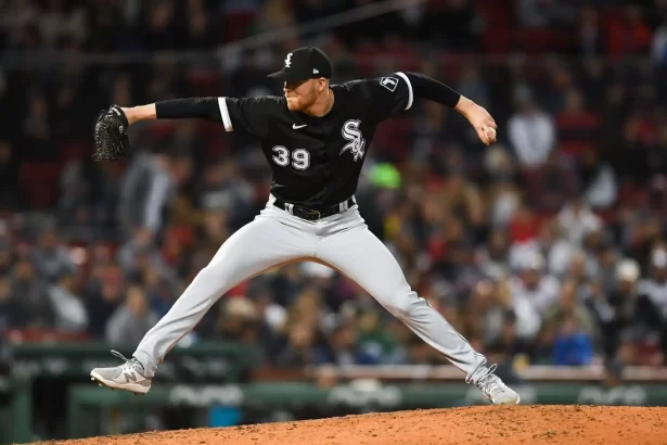 Bravos de Atlanta envian cinco jugadores Chicago a cambio de Aaron Bummer