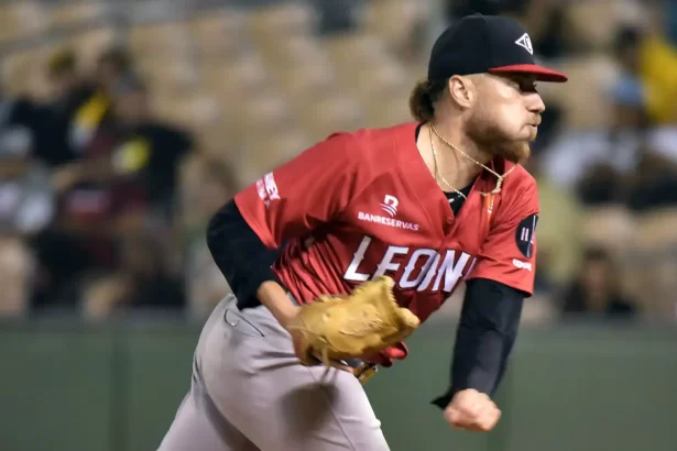 Despliegue de poder de los Leones Del Escogido en el Estadio Cibao