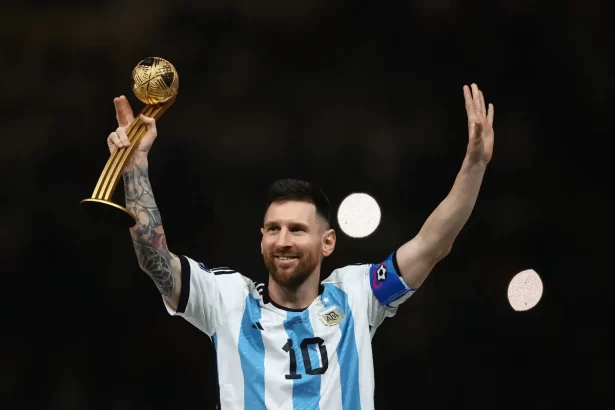 Las camisetas usadas por Lionel Messi en la Copa Mundial de Qatar seran subastadas