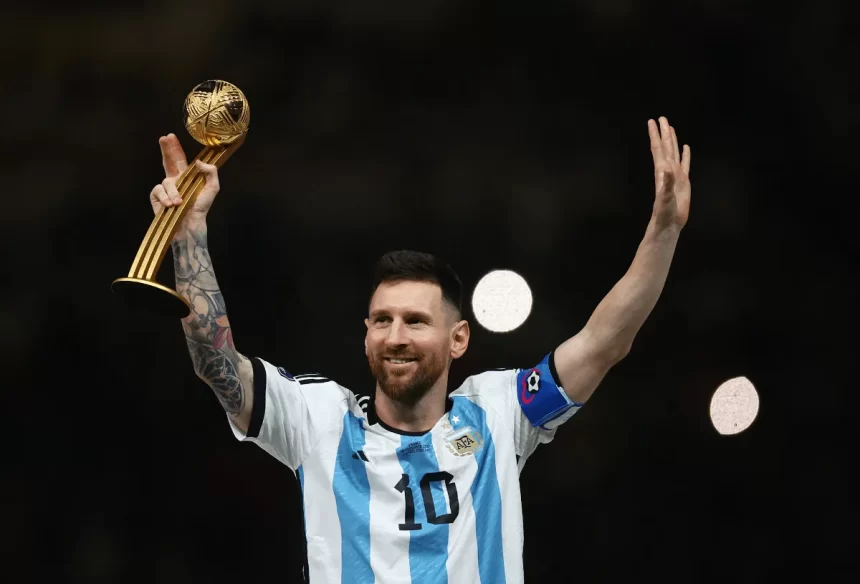 Las camisetas usadas por Lionel Messi en la Copa Mundial de Qatar seran subastadas