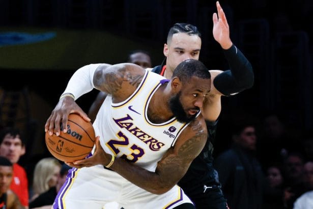 LeBron James con 37 puntos lidera a los Lakers hacia la victoria