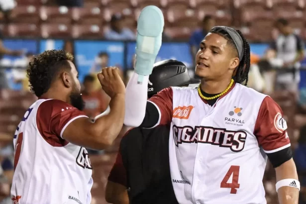 Noelvi Marte brilla en su debut y lidera la victoria de los Gigantes del Cibaoo
