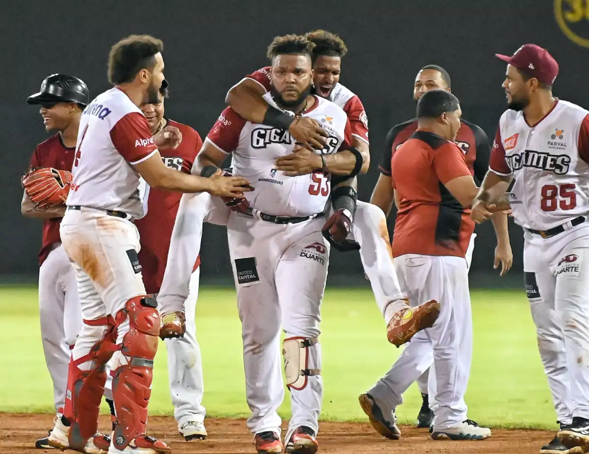 Gigantes del Cibao derrotan a los Leones del Escogido pero quedan fuera de la final 1