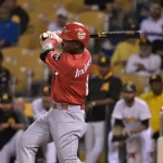 Hector Rodriguez gana el premio al Novato del Ano en la LIDOM