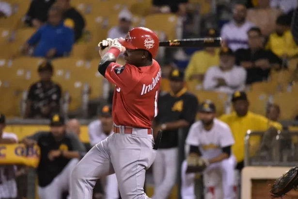 Hector Rodriguez gana el premio al Novato del Ano en la LIDOM