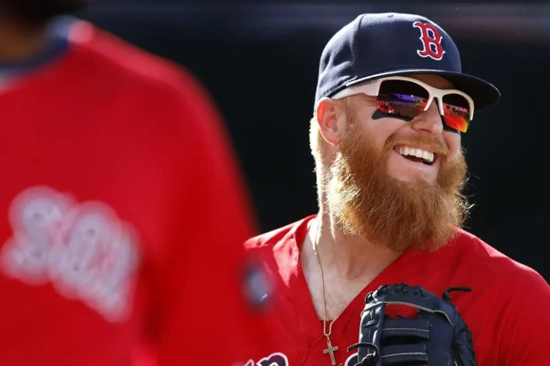 Justin Turner podria volver a vestir la camiseta de los Medias Rojas de Boston este 2024