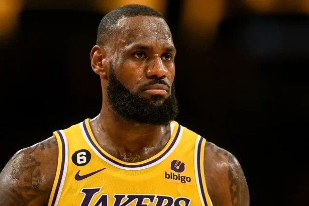 LeBron James tiene un inusual incidente con un aficionado en la banca