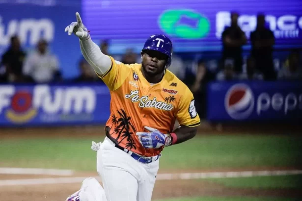 Yasiel Puig hace tremenda jugada frente a los Leones del Caracas