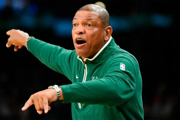 Doc Rivers expresa su decepcion con el desempeno de sus jugadores tras la derrota en Memphis