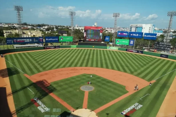 El estadio Quisqueya en preparacion para un duelo de gigantes Rays vs. Medias Rojas