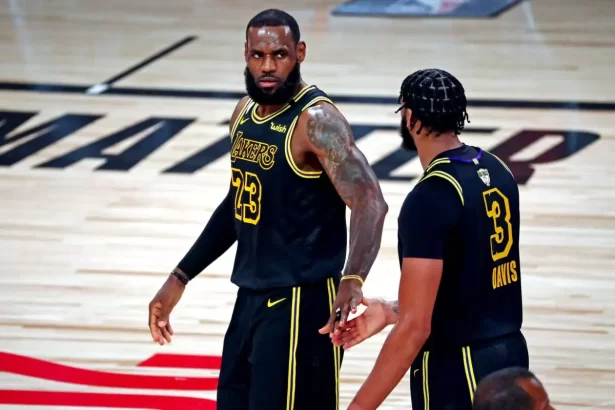 El legado de Kobe Bryant vive en los Lakers Uniforme Black Mamba y estatua