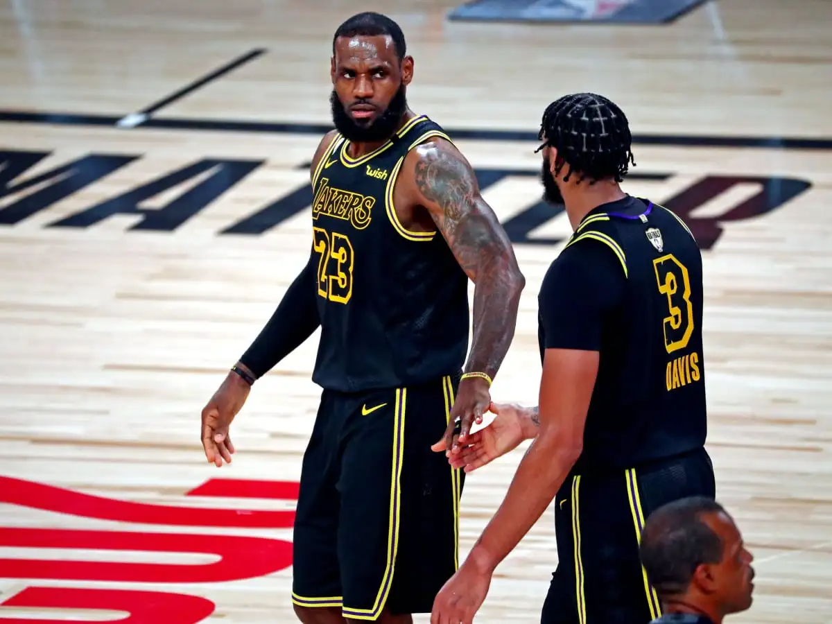 El legado de Kobe Bryant vive en los Lakers Uniforme Black Mamba y estatua