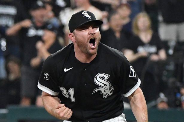 Los Red Sox de Boston firman a Liam Hendricks