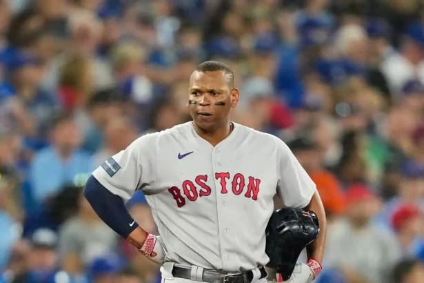 Rafael Devers insta a los Medias Rojas a mejorar su rendimiento