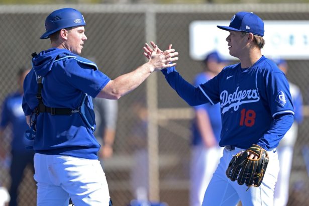 Yoshinobu Yamamoto impresiona a Freddie Freeman en practica con los Dodgers