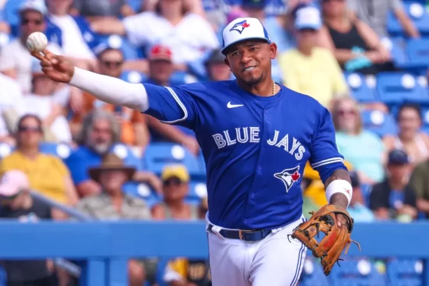 Azulejos de Toronto dejan a Eduardo Escobar en la agencia libre