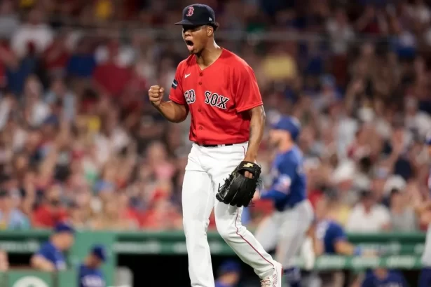 Brayan Bello firma contrato millonario con los Red Sox de Boston