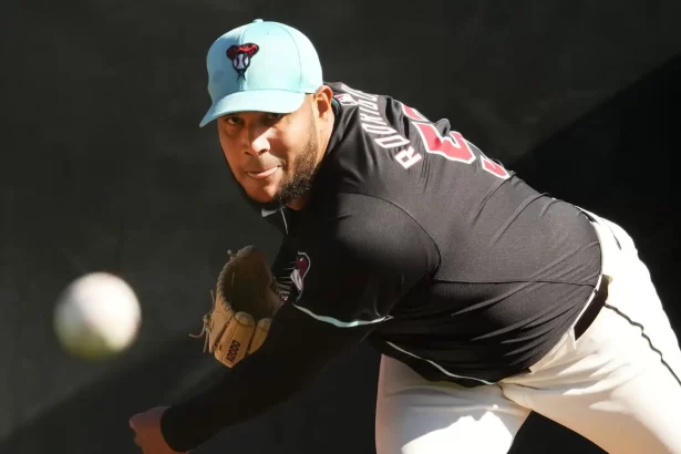 Eduardo Rodriguez de los Cascabeles de Arizona fuera de juego por lesion