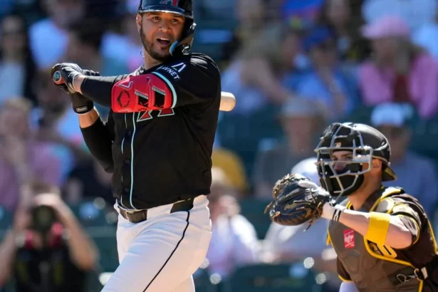 Eugenio Suarez muestra su poder con jonron en el Spring Training