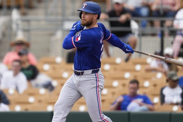 Jared Walsh de los Angelinos a los Rangers Un renacimiento en primavera