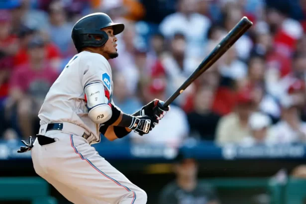 La regadera de los Marlins Luis Arraez sigue impactando en el Spring Training