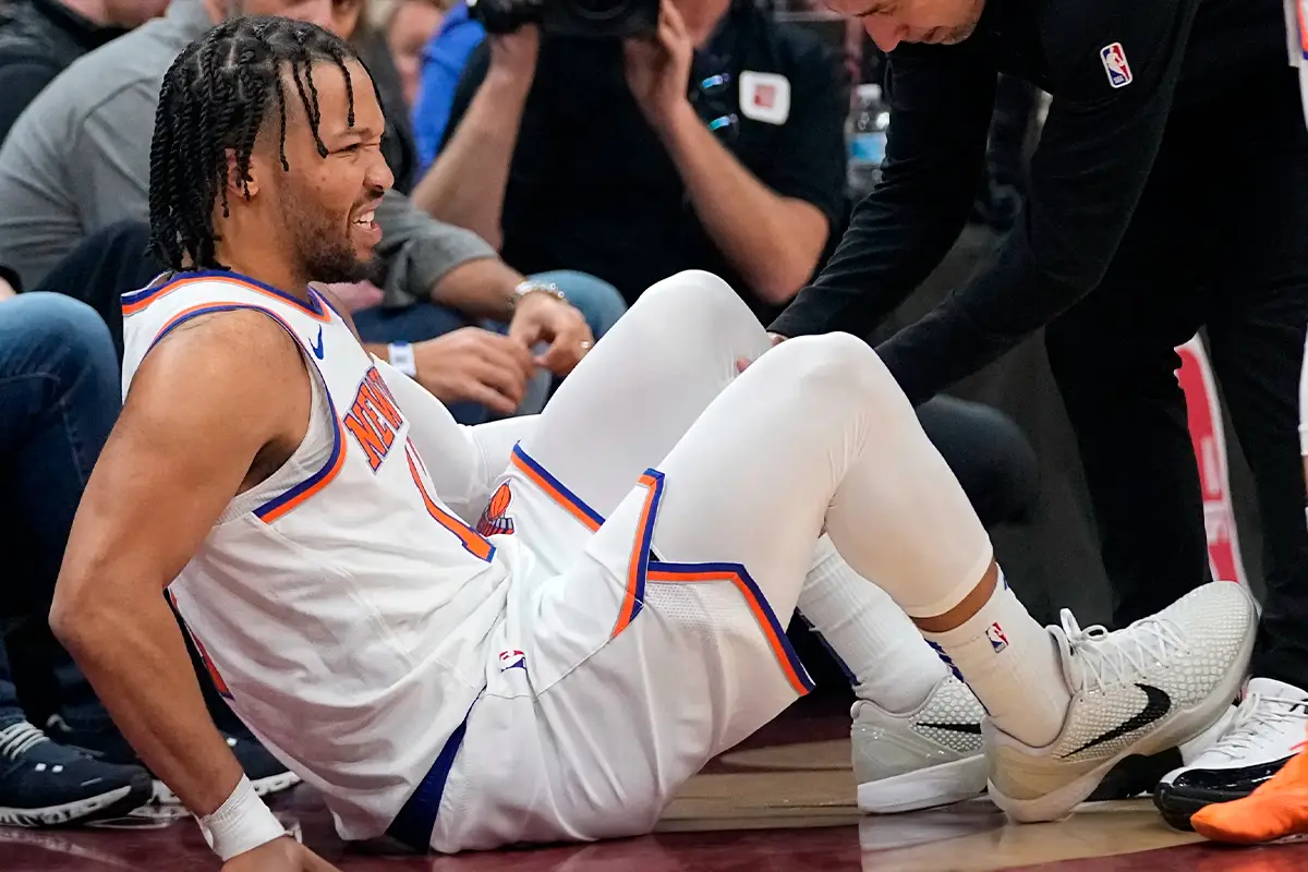 Los Knicks pierden a Jalen Brunson por lesion en una noche de lucha