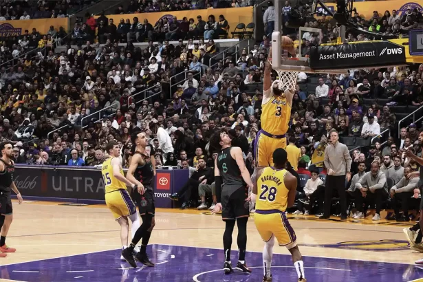 Los Lakers se Mantienen en la Contienda por el Anillo LeBron y Davis Lideran la Victoria 1