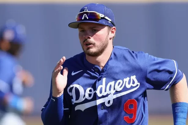 Lux en la mira Dave Roberts dudando en asignar la posicion de campocorto titular